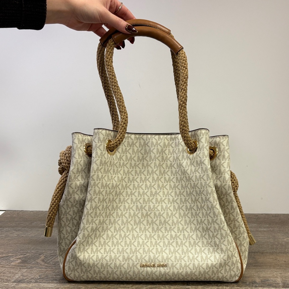Michael Kors Marina Large Drawstring Tote – Vanilla Signature ⚓️